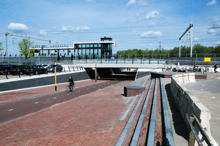 824237 Gezicht op het nieuwe N.S.-station Utrecht Lunetten aan het Furkaplateau te Utrecht, met de nieuwe onderdoorgang ...